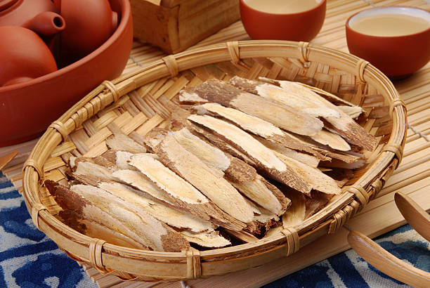 Astragalus Root (Astragalus membranaceus) – An immune-boosting herb.